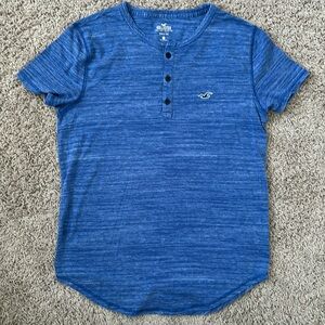 Hollister Henley Tee like new! 3 button with curved finish for nice untuck look